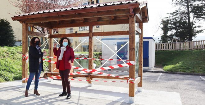 Comillas instala una marquesina de autobús de uso escolar en el barrio Estrada