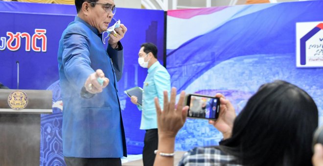 El primer ministro tailandés "desinfecta" a unos periodistas por una pregunta