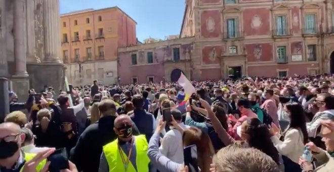"Madre mía el 8M...": un acto de Abascal abarrota una plaza de Murcia en plena pandemia