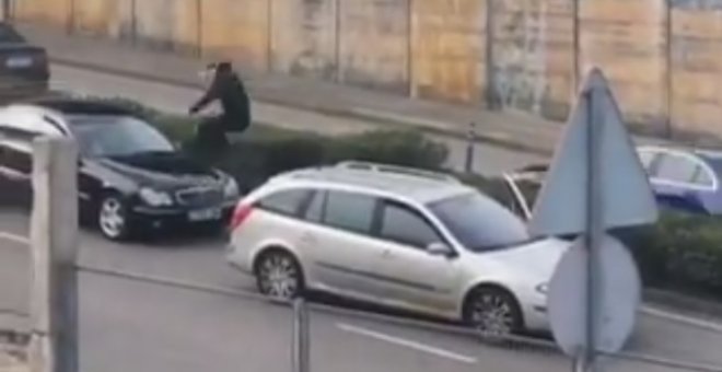 Discuten dos conductores y uno de ellos salta sobre el capó del coche en una calle de Santander
