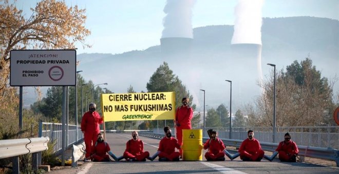 Ocho activistas de Greenpeace cortan el acceso a la nuclear de Cofrentes