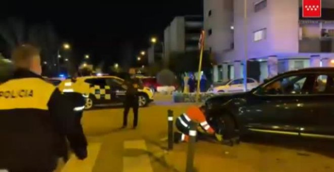 Tres personas heridas después de que un coche se estrellara contra la terraza de un bar en Majadahonda