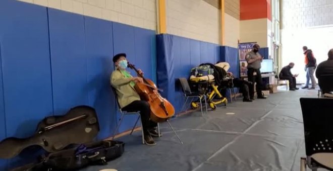 El violonchelista Yo-Yo Ma improvisa un breve concierto en un centro de vacunación de EEUU