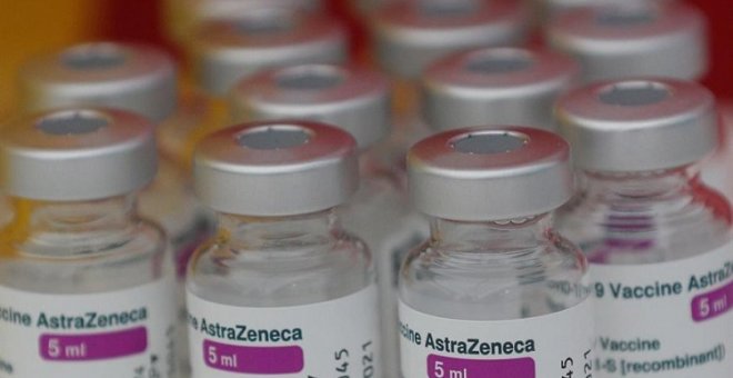 España suspende la vacunación con AstraZeneca 15 días "por prudencia"