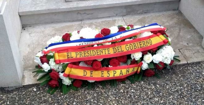 Flores en la tumba de Azaña en Montauban, para "suplir la falta de las autoridades francesas"