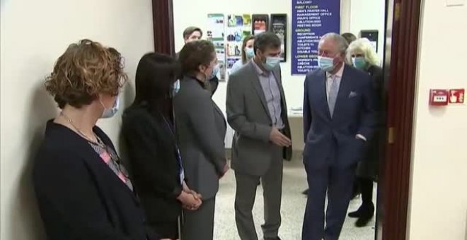 El Príncipe Carlos de Inglaterra visita una centro de vacunación covid en una mezquita de Londres