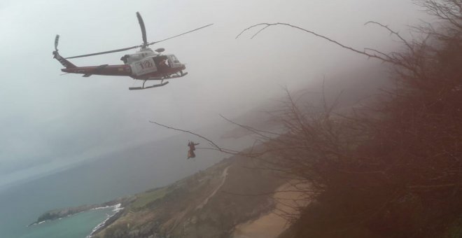 Rescatado en helicóptero un hombre de 74 años que se cayó en un camino litoral de Castro