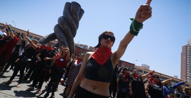 El colectivo chileno Las Tesis 'quema el miedo' con su primer libro sobre la lucha feminista