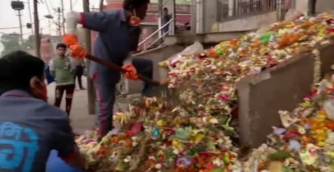 Flores de rituales en el Ganges recicladas en varillas para incienso.