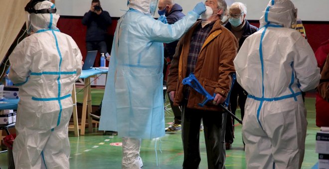 La incidencia sube ligeramente a 128 casos mientras Sanidad notifica 6.216 contagios y 117 muertes por covid