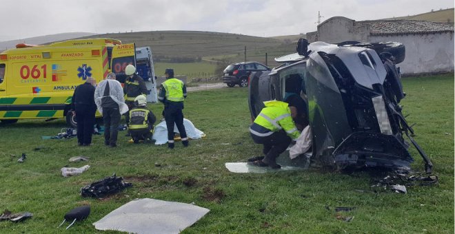 Herida una pareja de avanzada edad al salirse su coche de la vía y volcar en Mataporquera