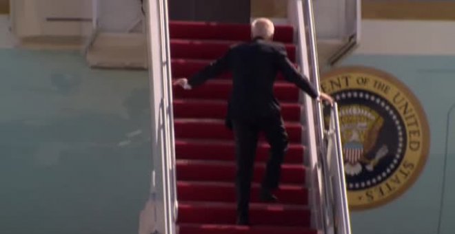 Joe Biden se tropieza tres veces al subir las escaleras del Air Force One