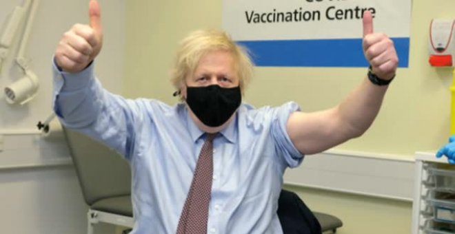 Boris Johnson recibe la vacuna de AstraZeneca para disipar dudas sobre su efectividad
