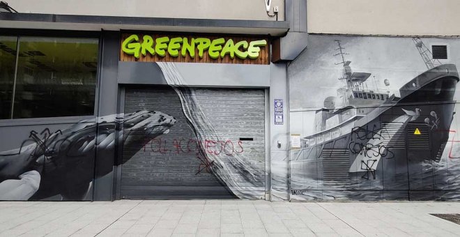 La sede de Greenpeace España aparece vandalizada con insultos y simbología nazi