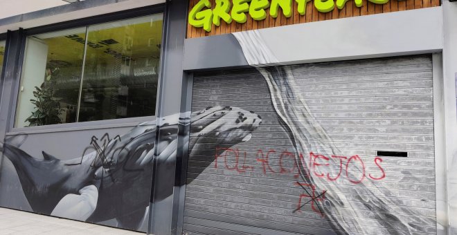 La sede de Greenpeace en Madrid aparece vandalizada con insultos y simbología nazi