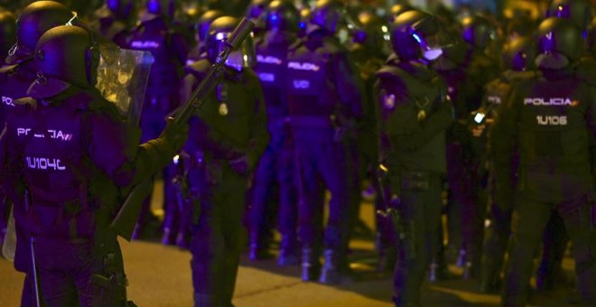 "Todo muy coherente": las imágenes virales de manifestantes rodeados por la Policía y a unas calles turistas de fiesta