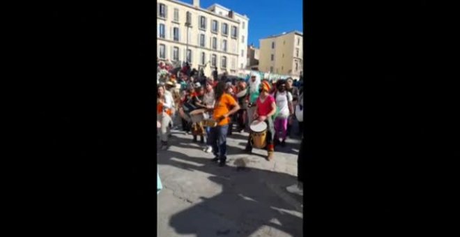 Fiesta ilegal de carnaval por las calles de Marsella
