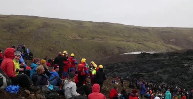Preparan perritos calientes con la lava que vierte el volcán islandés Fagradalsfjall