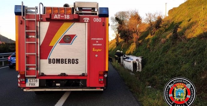 Herido leve un conductor tras volcar su coche fuera de la calzada en la A-67