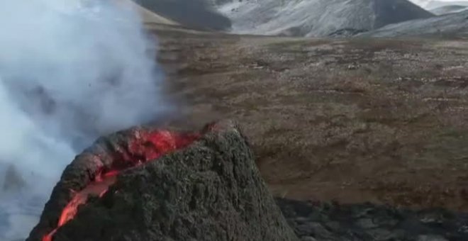 Así se ve desde el aire el volcán islandés Fagradalsfjall que arroja lava desde hace varios días