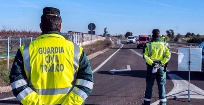 Investigan a un vecino de Polanco por conducir sin carnet y encerrarse en su casa cuando iban a identificarlo