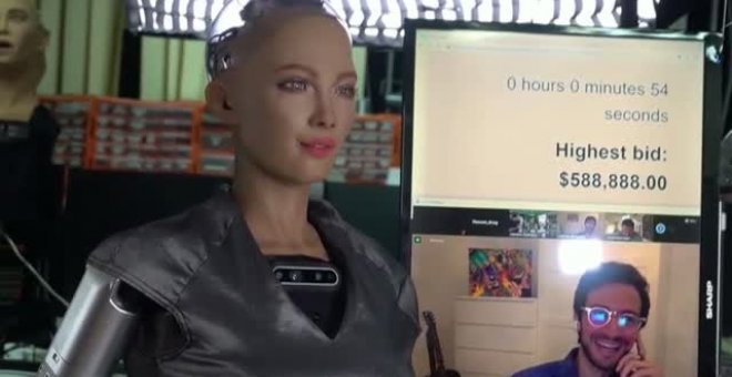 La robot humanoide Sophia pinta su primera obra de arte digital