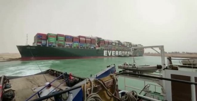 Un carguero encallado continúa bloqueando el Canal de Suez