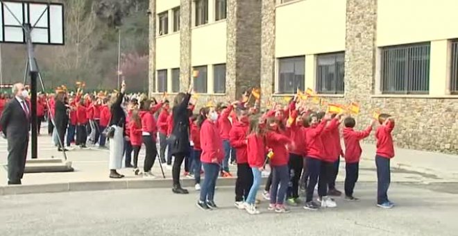 Los Reyes visitan a los alumnos de un colegio español en Andorra