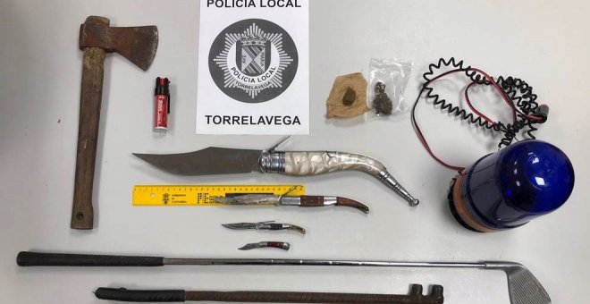 La Policía de Torrelavega requisa armas blancas y estupefacientes a un hombre en un control rutinario