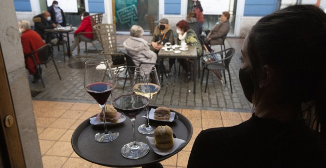 Sanidad y comunidades aprueban la recomendación de cerrar el interior de los bares en las zonas de alto riesgo