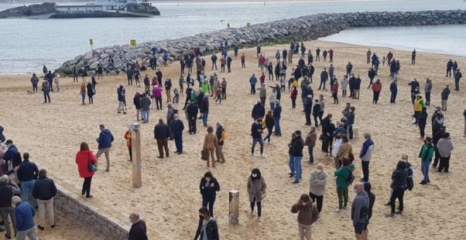 Santanderinos se concentran en la playa de La Magdalena para 'salvar el espigón'