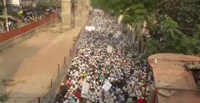 Miles de personas protestan en Bangladesh contra la brutalidad policial