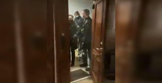 Los policías que tiraron una puerta en Madrid para frenar una supuesta fiesta ilegal: "No existía otro medio para hacer cumplir la ley"