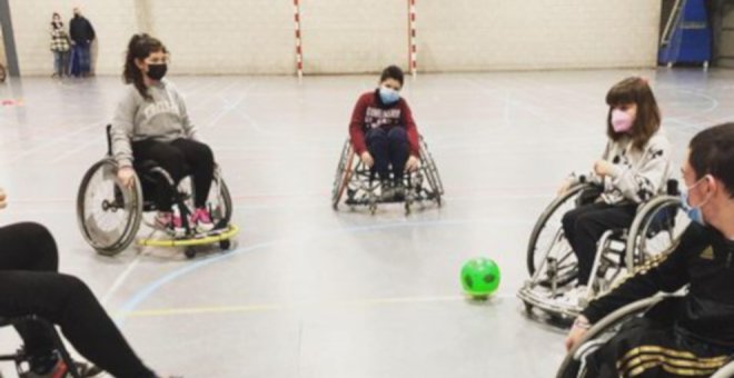 Sobre ruedas y sin límites, la primera escuela de deporte base adaptado en Cantabria le marca un gol a la discapacidad