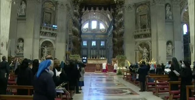 El papa Francisco oficia la misa del Domingo de Ramos con apenas 120 asistentes