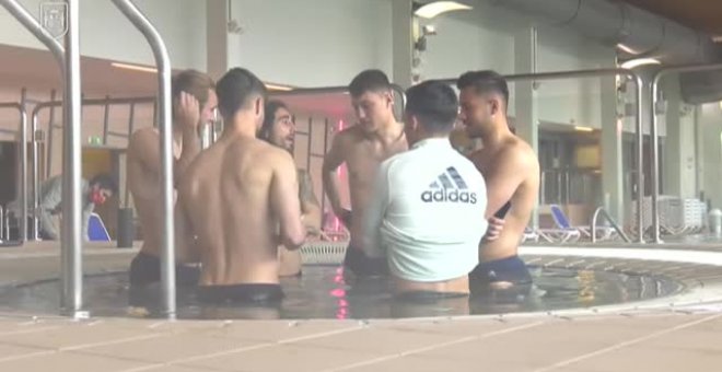 La Selección Sub 21 se relaja en el hotel tras un partido bronco ante Italia