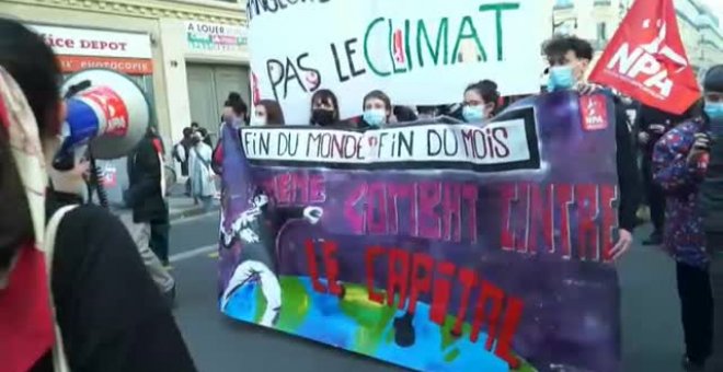 Miles de personas se manifiestan en París para reclamar a Macron una ley del cambio climático más ambiciosa