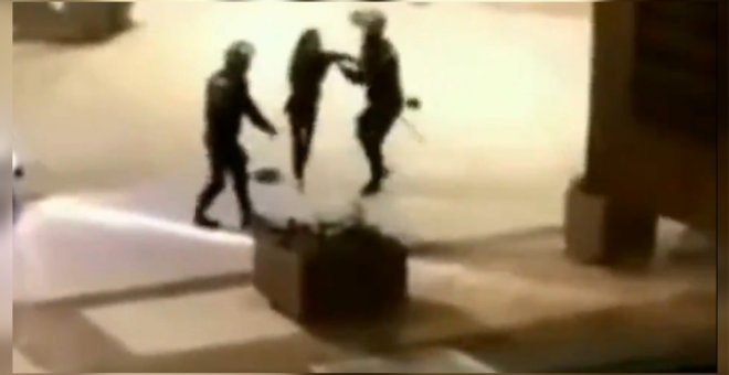 La Policía expedienta a dos agentes que dieron una paliza a una mujer en Benidorm por no llevar mascarilla