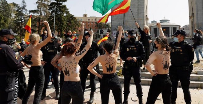 Femen boicotea un acto franquista: "Fascismo legal, vergüenza nacional"