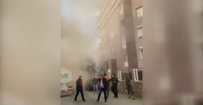 Drámatico momento del colapso de un edificio sobre otro colindante en Turquía