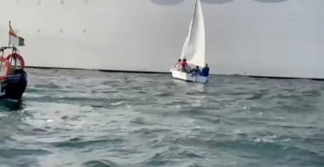 Un pequeño velero choca contra un megayate en Vigo