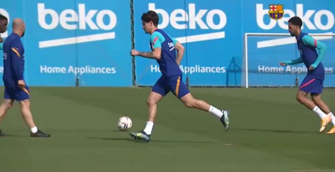 Piqué entrena con el grupo