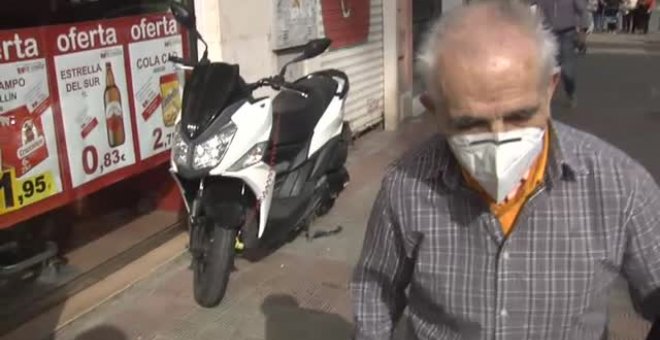 Los ancianos de una residencia salen por primera vez de su centro para visitar dos imágenes de semana santa