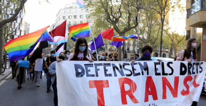 Unes 500 persones es manifesten a Barcelona per exigir que s'aprovi la Llei Trans i contra la transfòbia