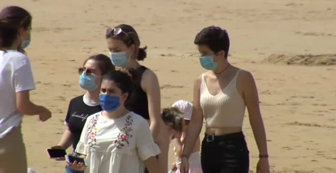 Entra en vigor la ley que obliga al uso de mascarilla en todos los lugares públicos, incluidas las playas