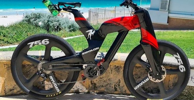 Esta bicicleta eléctrica de carreras "fantasmal" esconde una e-MTB en su cuadro de carbono