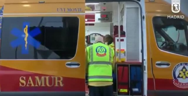 Los bomberos rescatan al conductor de un camión tras un accidente en una estación de servicio en Madrid