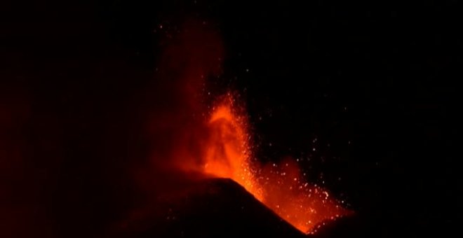 Una nueva erupción del Etna (Italia) provoca pequeñas explosiones y ríos de lava