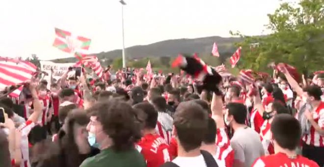 Miles de aficionados despiden al Athletic en Lezama desoyendo las recomendaciones sanitarias