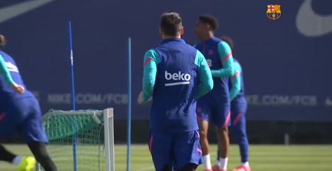 El Barça se entrena con el regreso de Dest, Riqui Puig y Mingueza